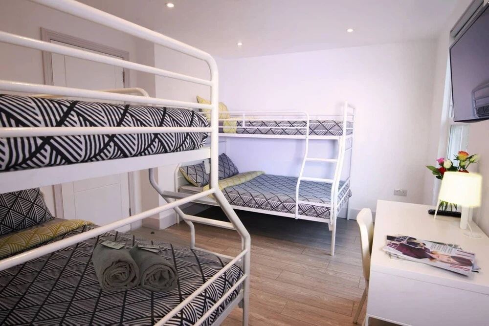 Modern Sea Front Apartment Sleeps 10
