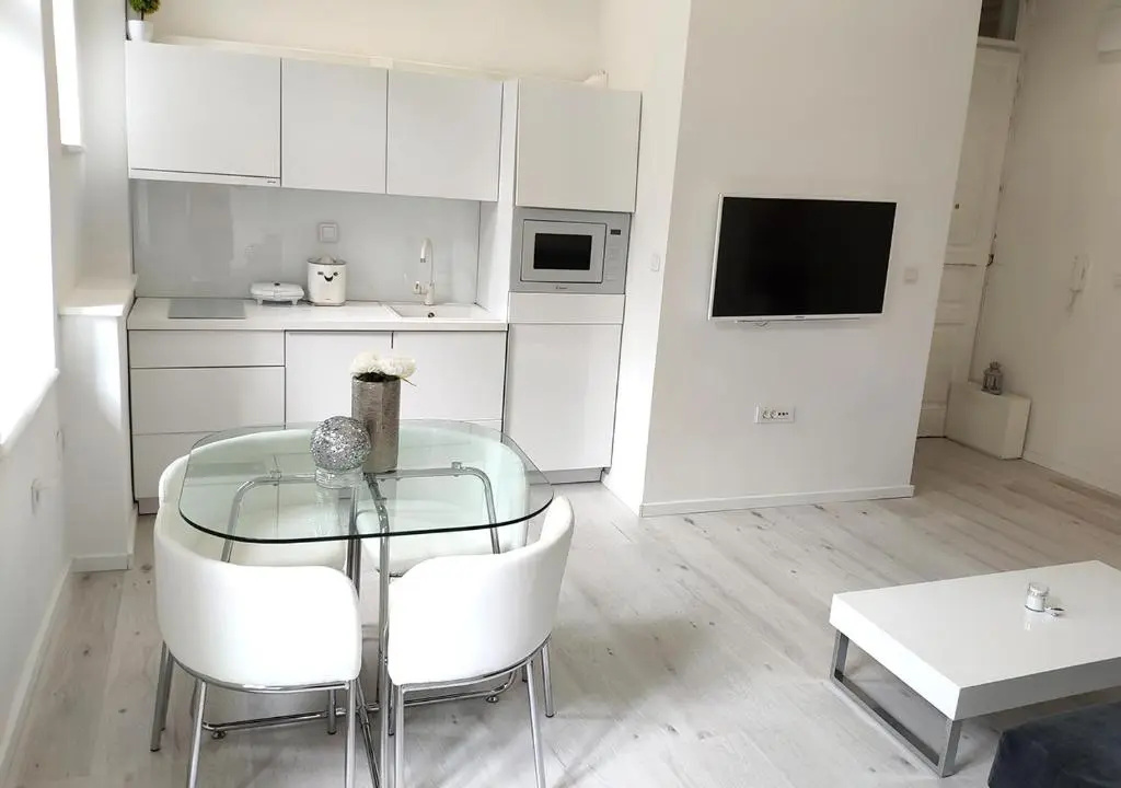 "Shine"Apartment-right on the Main Square 2BDR New Historic Property