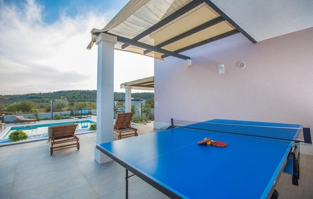 Beautiful Home in Grohote With Wifi, 4 Bedrooms and Sauna