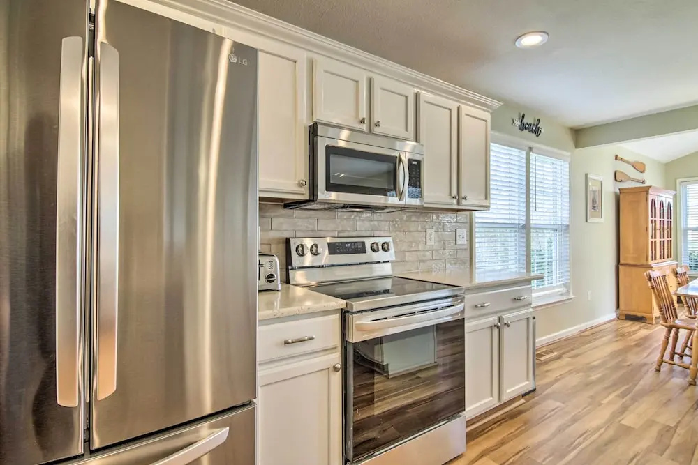 3 Mi to Bethany Beach: Gem w/ Deck & Pool Access