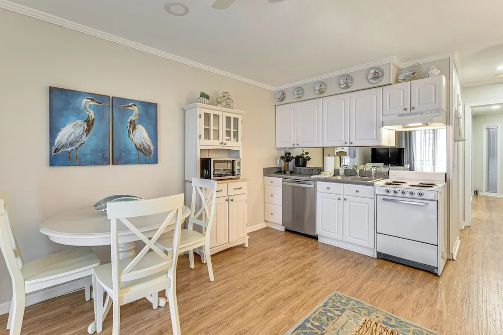 Poolside Bliss, Beach Strolls! Hilton Head Retreat