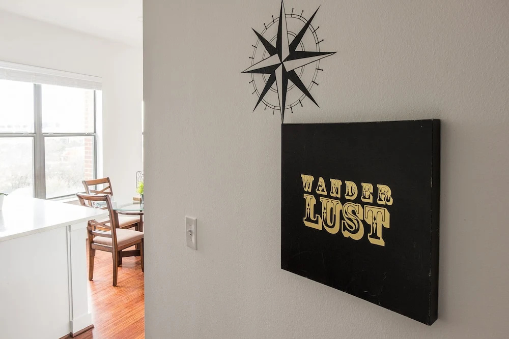 1 BR Uptown Apt close to shopping by Frontdesk