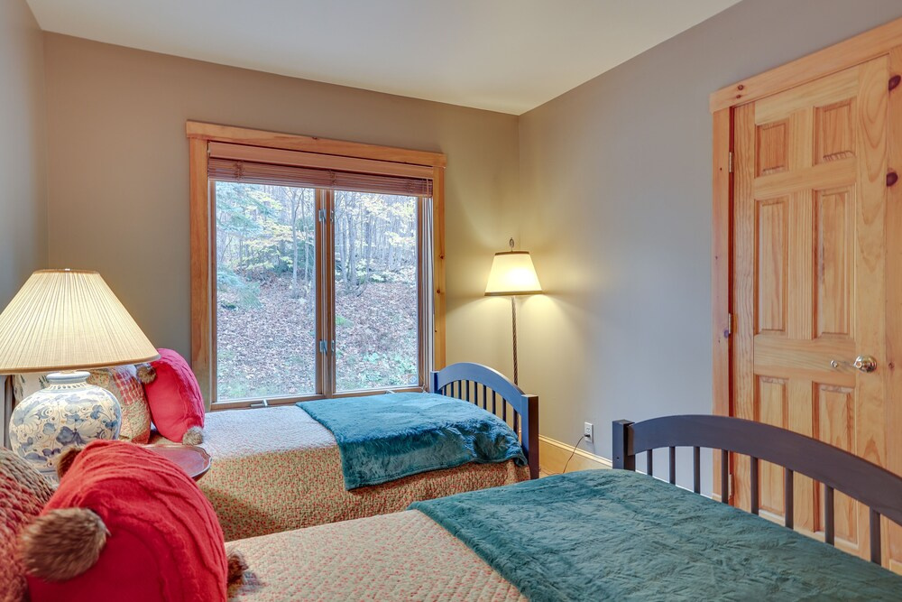 Ski-in/ski-out w/ Sauna in Jay Ski Peak Resort!