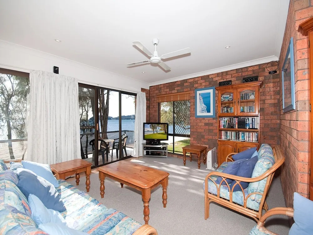 Crystal Waters, 2/79 Foreshore Drive