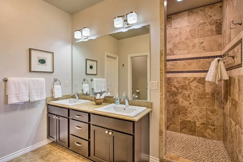 Edmond Oasis w/ Rooftop Lounge: Walk to Dtwn!