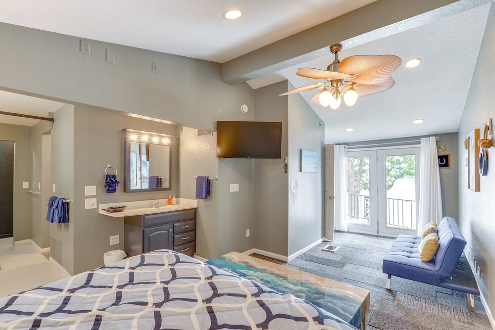 2 Decks, Lake Views! Group Escape in Osage Beach