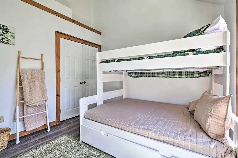 Pocono Retreat, 1 Mi to State Park & Ski Access!