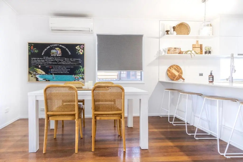 Nothling Street Beach House - Walk to Moffat Beach, Play, Dine & Surf