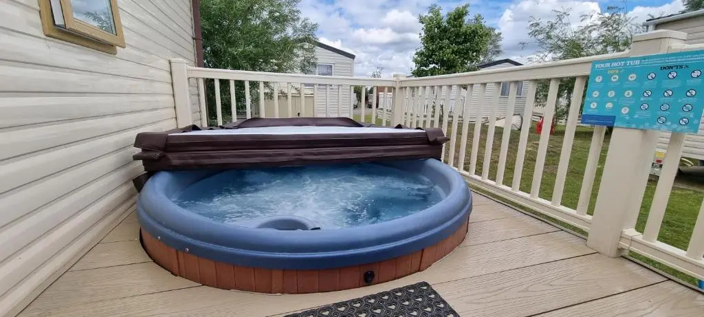 RJ Luxury caravan hire 2 with Hot Tub