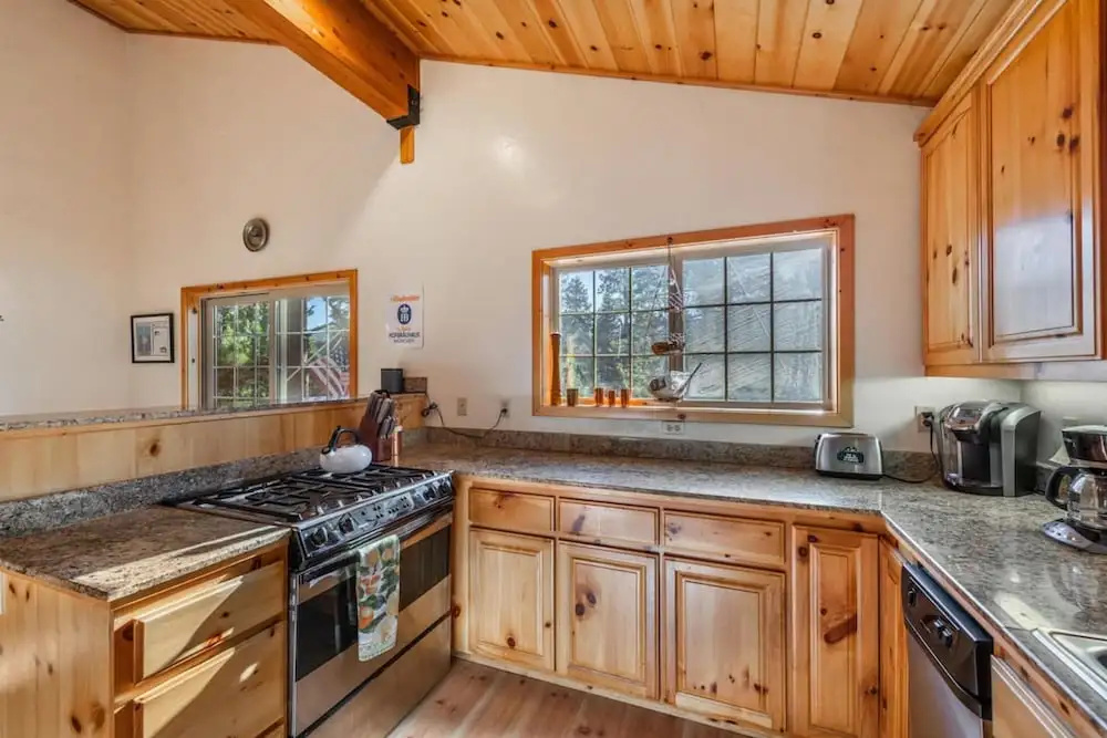 Wolf s Lair by Avantstay Swiss Chalet w Private Hot Tub Access to Northstar Resort Community