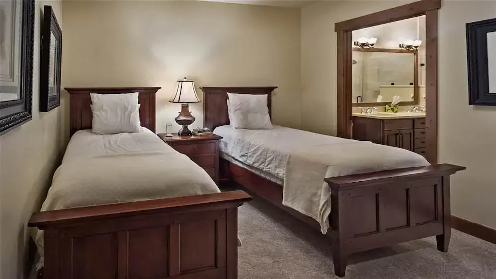 Ambassadors Penthouse 403 3 BedroomCondo By Moving Mountains