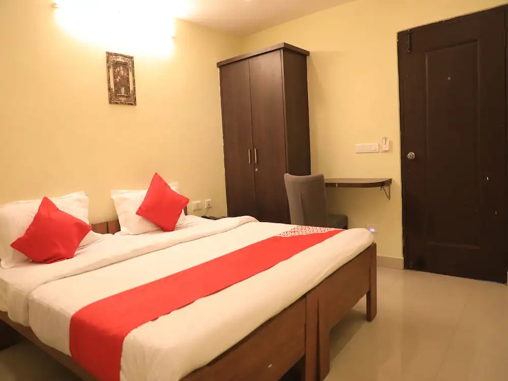 OYO 15729 Royal Stay