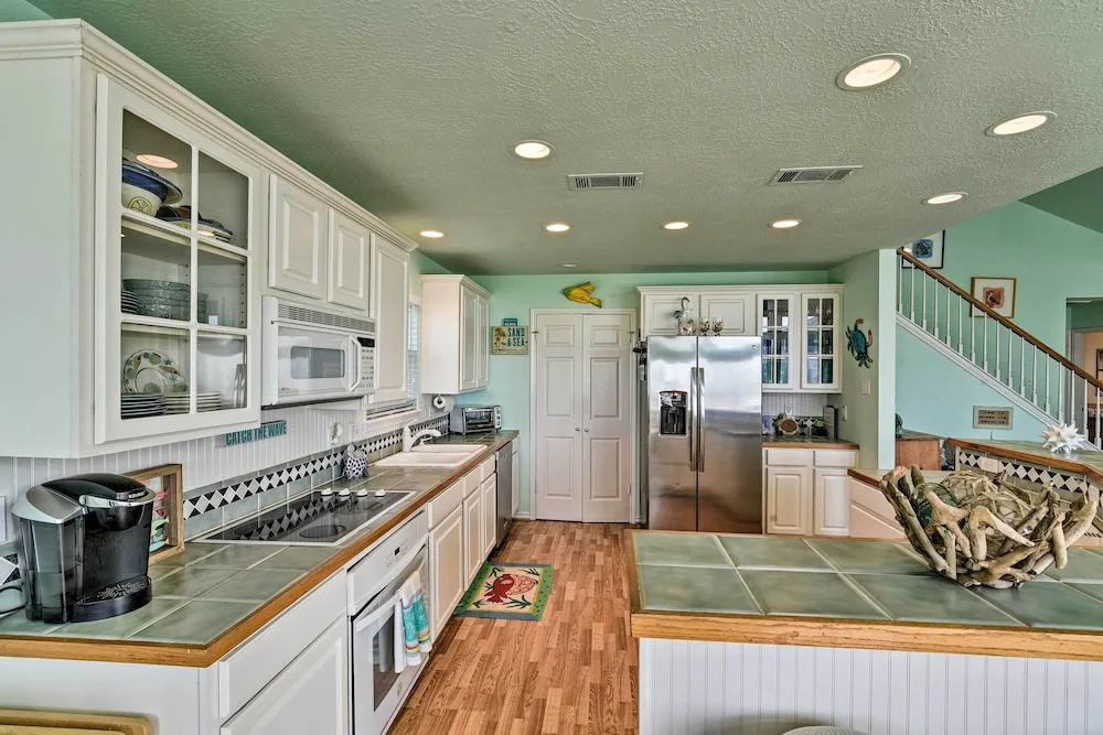 1 Block to Beach: Family Getaway in Galveston