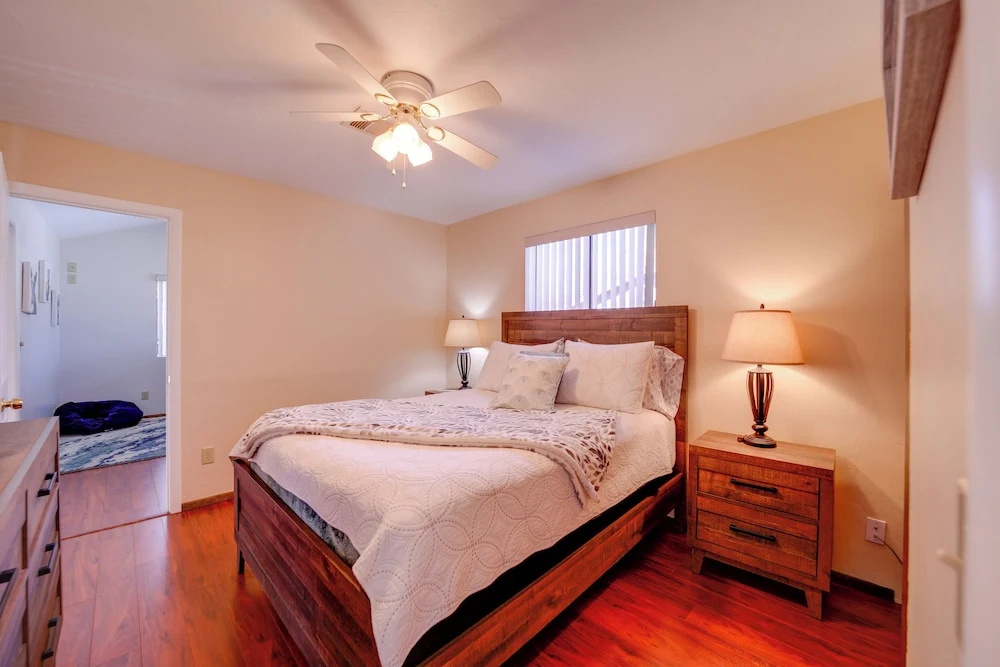 2 Mi to Whiskey Row Tranquil Getaway with Deck