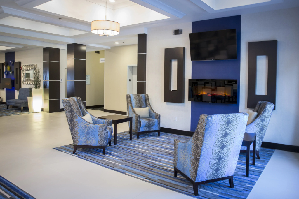 Holiday Inn Express and Suites Edwardsville by IHG