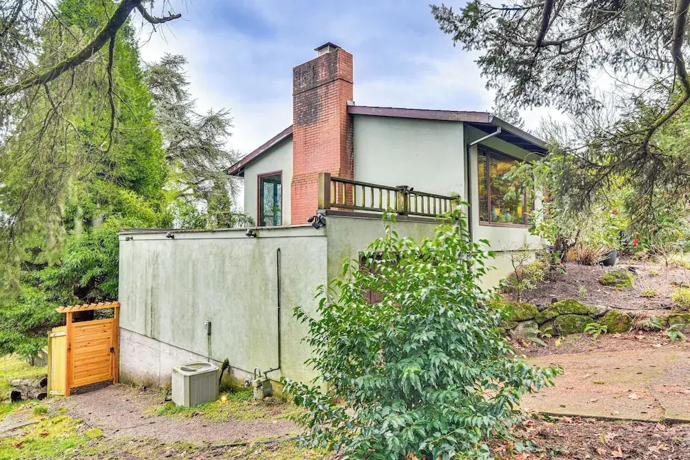 3 Mi to Downtown Portland: Lush Flat w/ Fire Pit