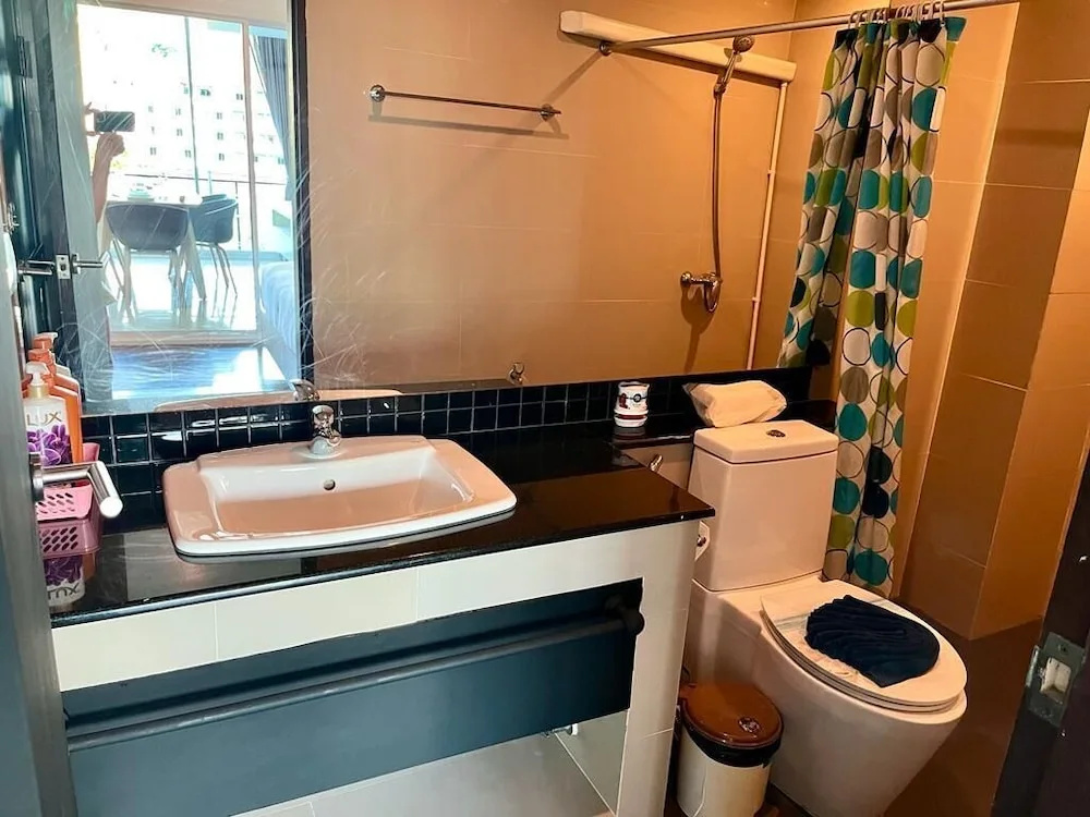 Kris - Modern Spacious 2 Bedrooms Condo with Pool