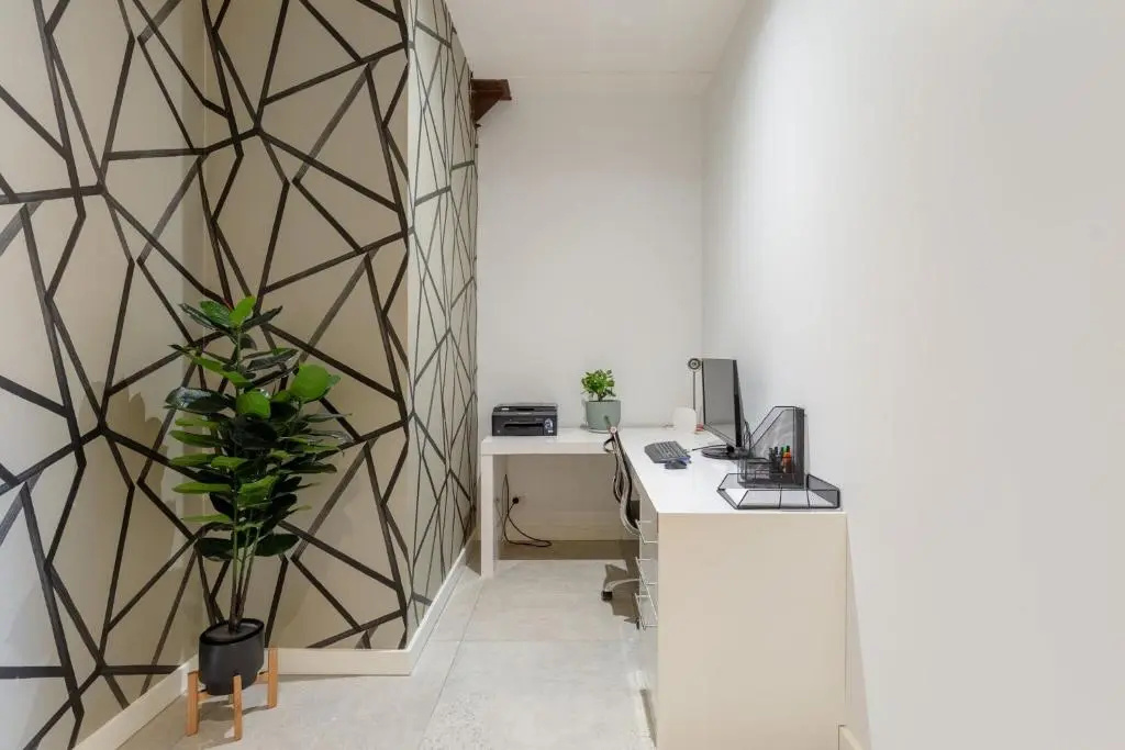 Luxury 3 brm 2 bath Woolstore apt with Courtyard