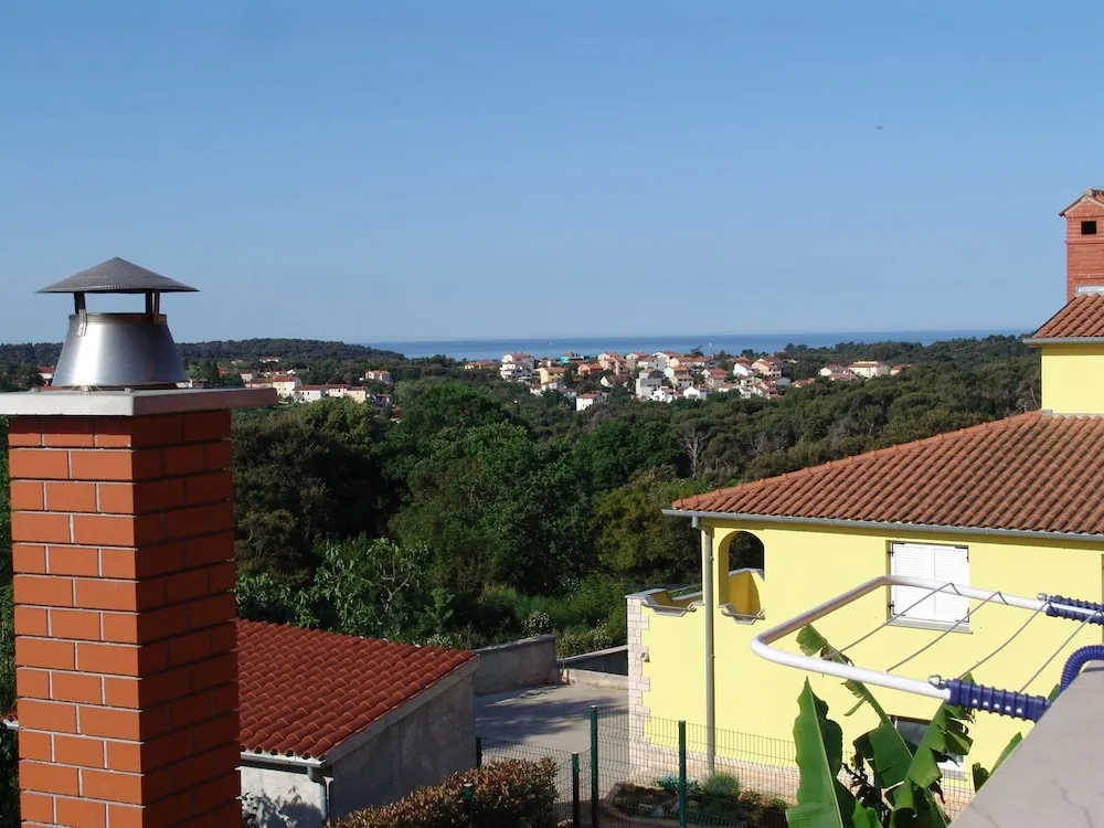 Comfortable Apartment With Fenced Garden and Outdoor Terrace and Grill, Airco