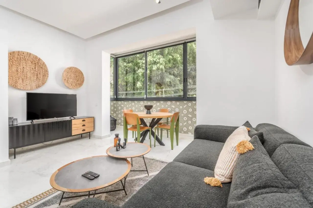 Gordon area - Deluxe 2bdr close to the beach
