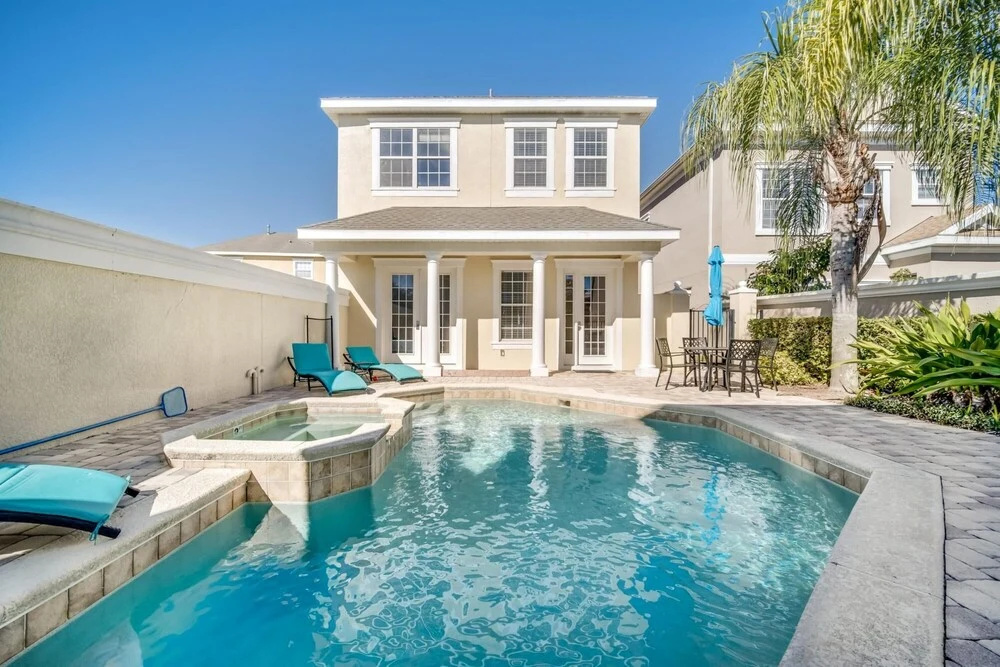 Gorgeous 4BR Home With Hot Tub and Games Room