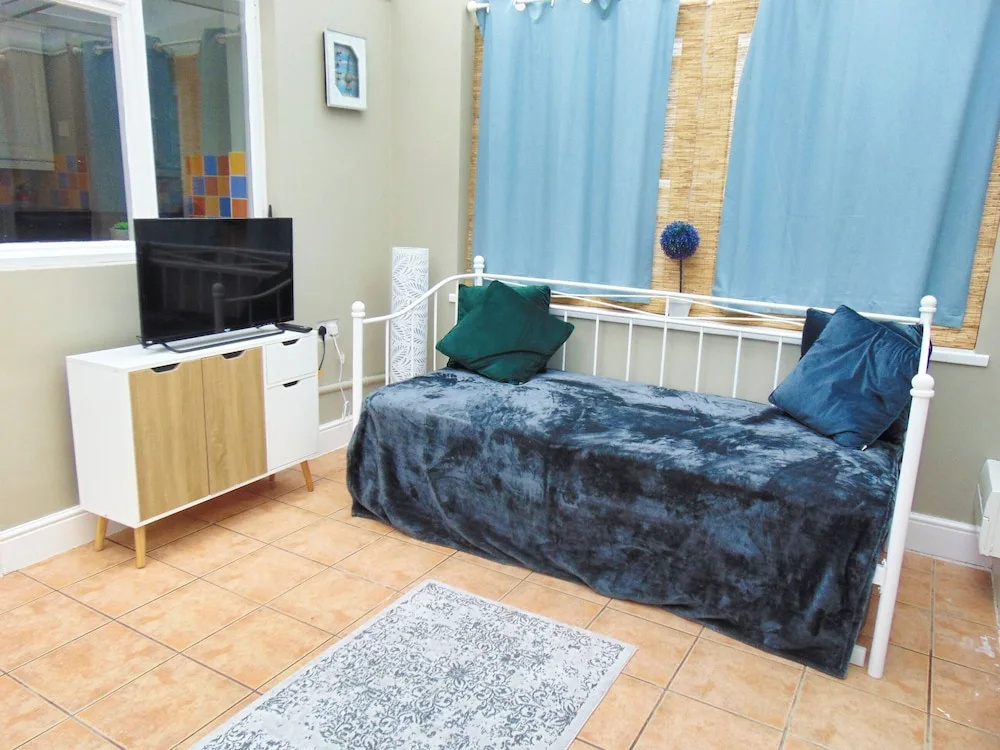 Large Bungalow - 3 Beds 2 Baths - Very Large Enclosed Garden - Dogs Stay Free