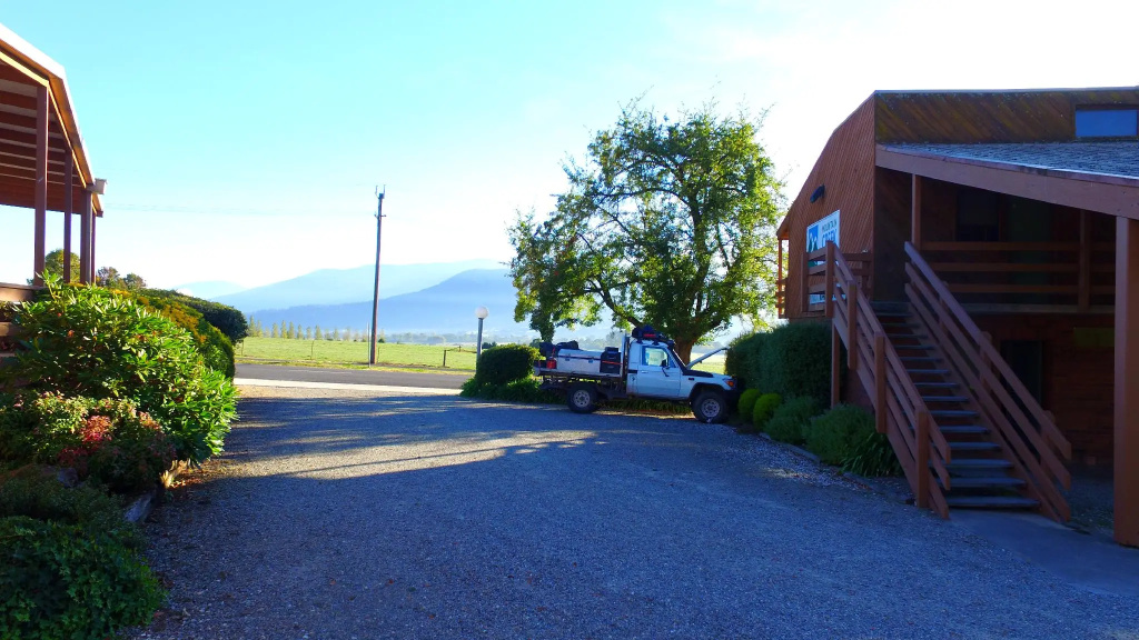 Mountain Creek Motel Bar & Restaurant