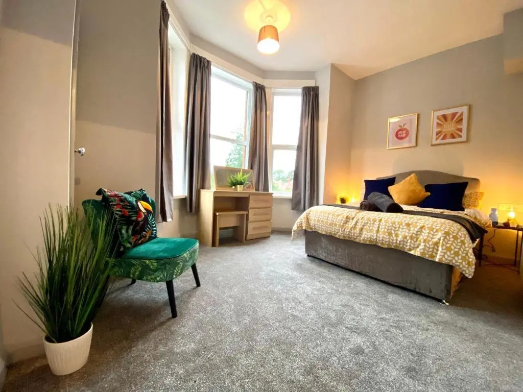 Funky Stylish Apartment! - 5 Minute Walk to the Best Beach! - Great Location - Parking - Netflix - Fast WiFi - Smart TV - Newly decorated - sleeps up to 4! Close to Bournemouth & Poole Town Centre & Sandbanks