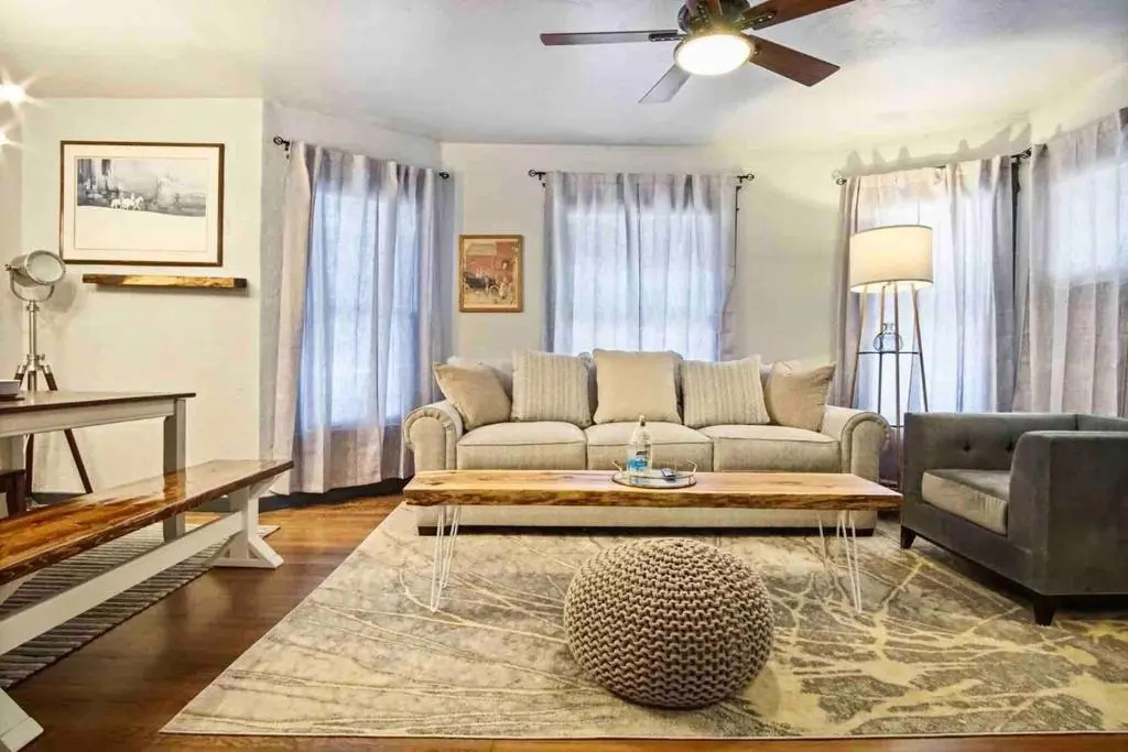 Beautiful Compact 2 Bdrm Unit Near Asian District