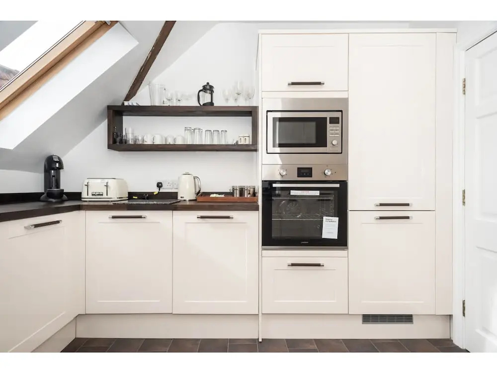 Traditional, Stunning and Spacious 2BR Apt for 4