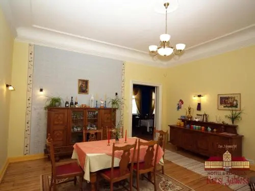 Kursi Hunting Manor
