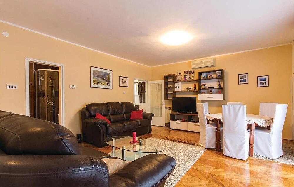Amazing Home in Pjescana Uvala with Hot Tub, WiFi & 2 Bedrooms