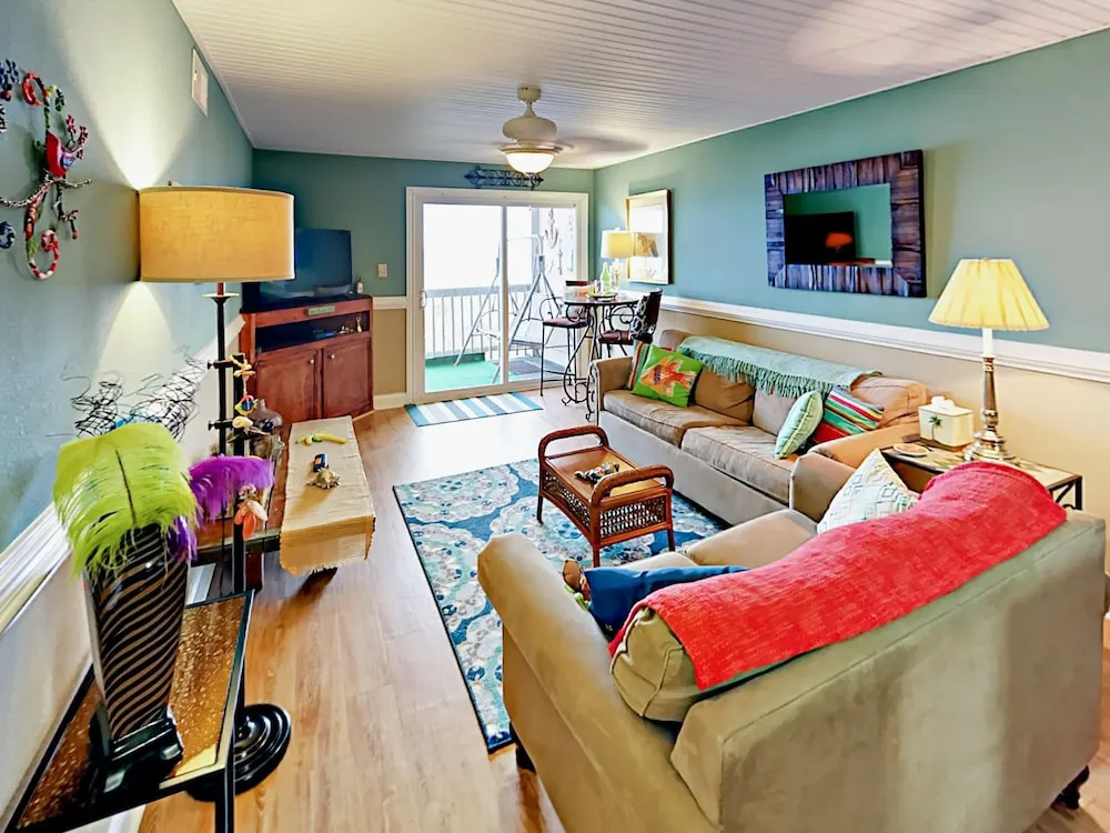 Oceanfront 2br W/ Private Balcony 2 Bedroom Condo