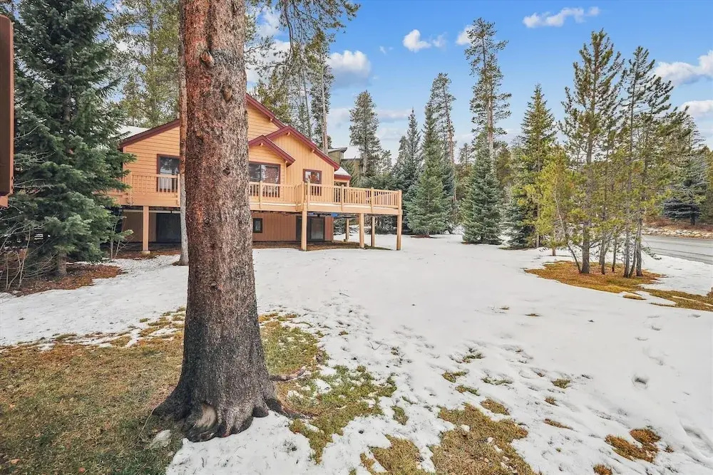 Ski Hill Chalet 3 Bedroom Home by RedAwning