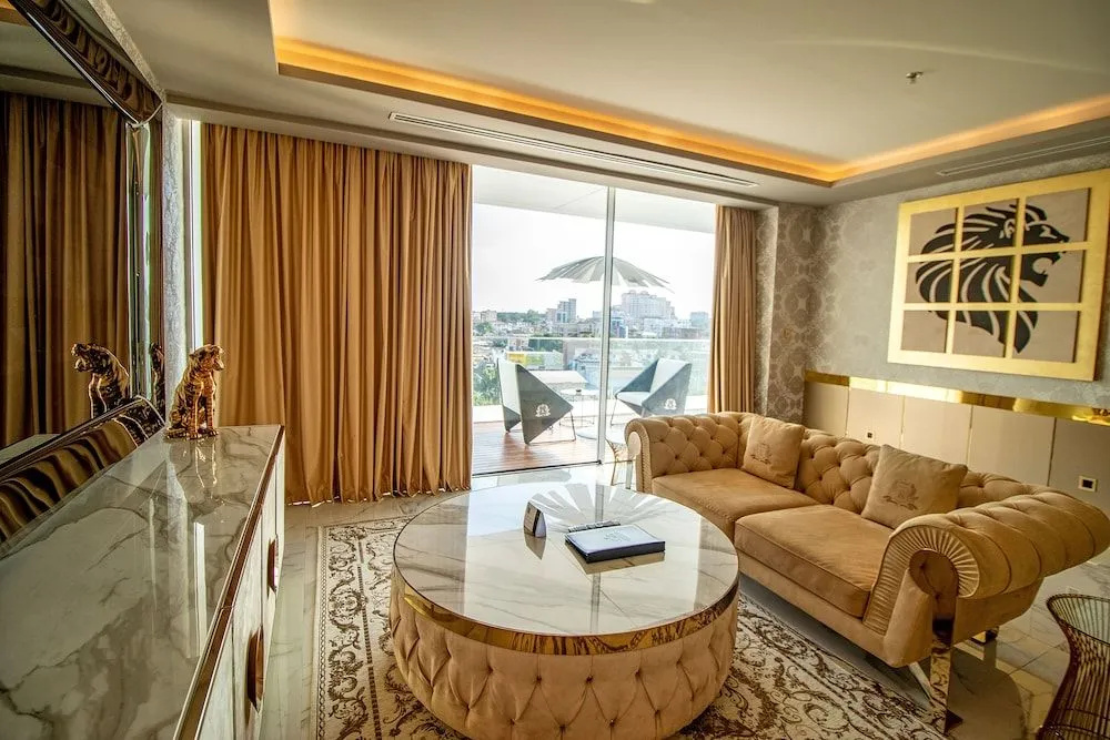 No 1 Oxford Street Hotel And Suites