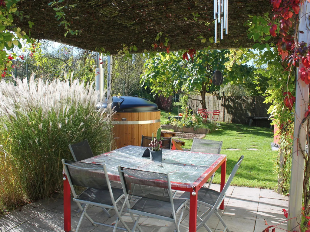 Quaint Holiday Home in Saint-Quirin with hot tub, nice view