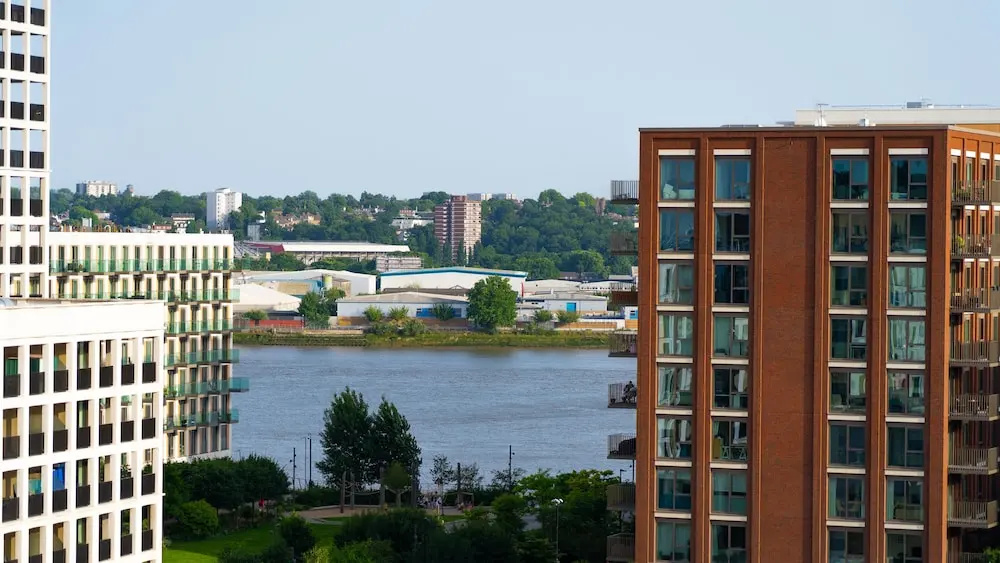 Royal Wharf - 1 Bed - Balcony - River & City View
