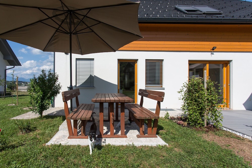 Domovoj Apartments and Rooms