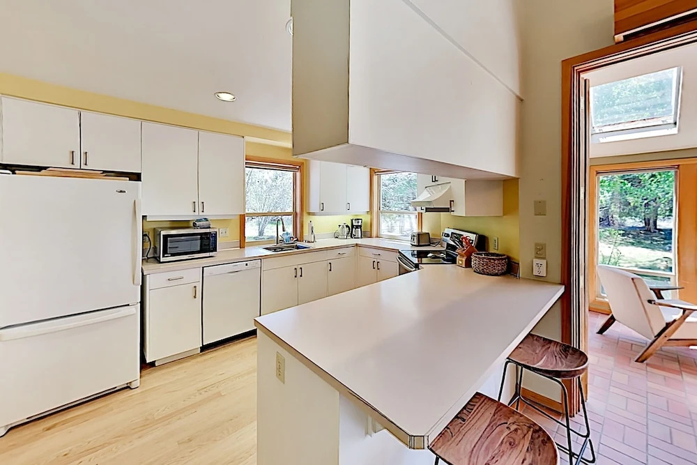 10-acre Montara Creek Sanctuary W/ Private Hot Tub 3 Bedroom Home