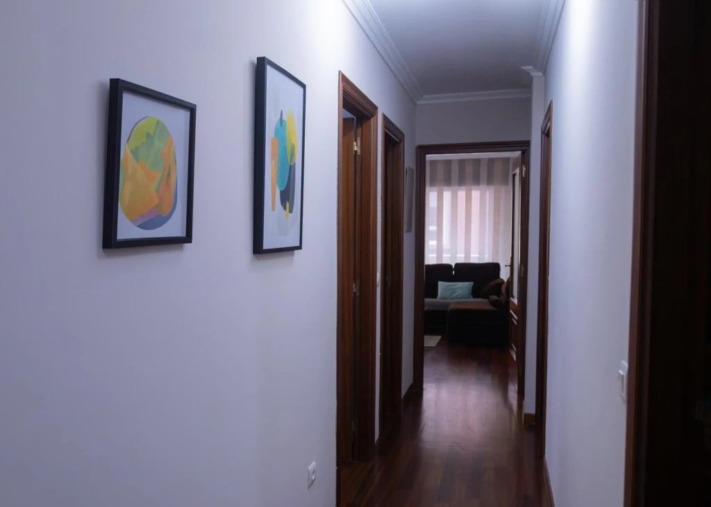 Apartamento completo, amplio, muy iluminado y con plaza de garaje incluida.