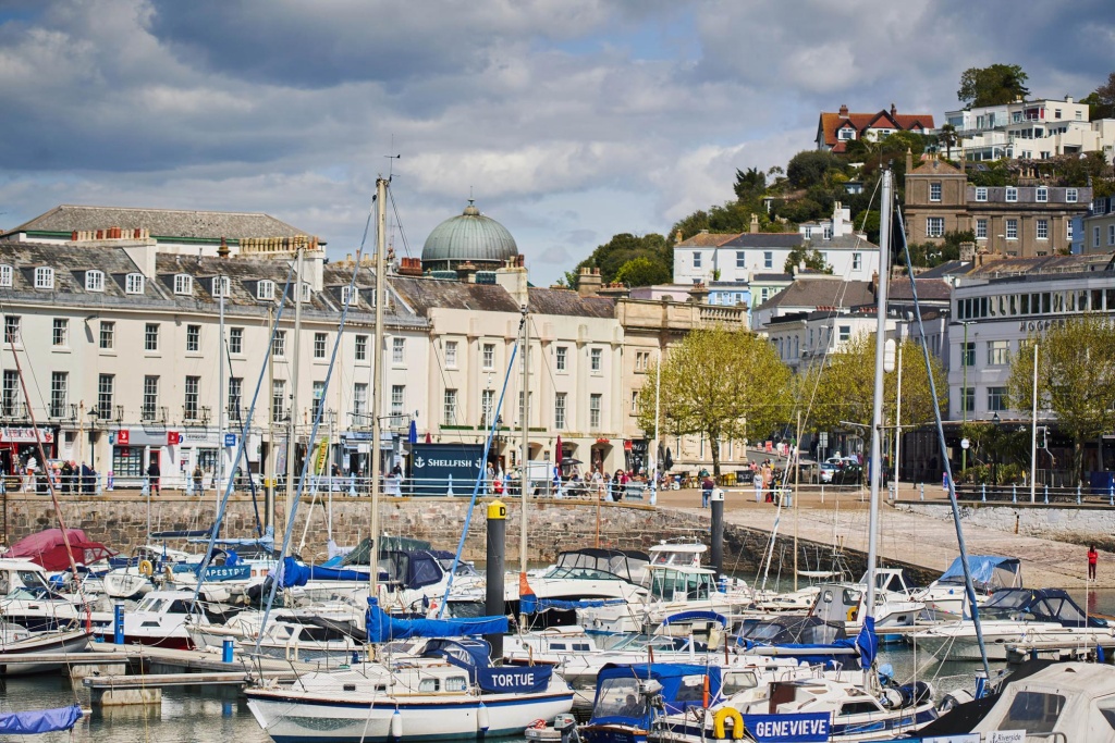 Lawsons Place - Family-friendly Apartment With Parking on Babbacombe Downs