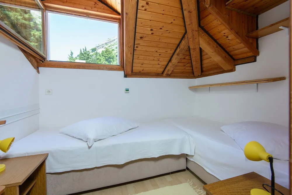 2-bed Apt, Sleeps 4 With Sea View, 10 min to Beach