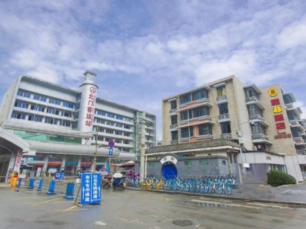 Super 8 Hotel (Liangjiaxiang Subway Station)