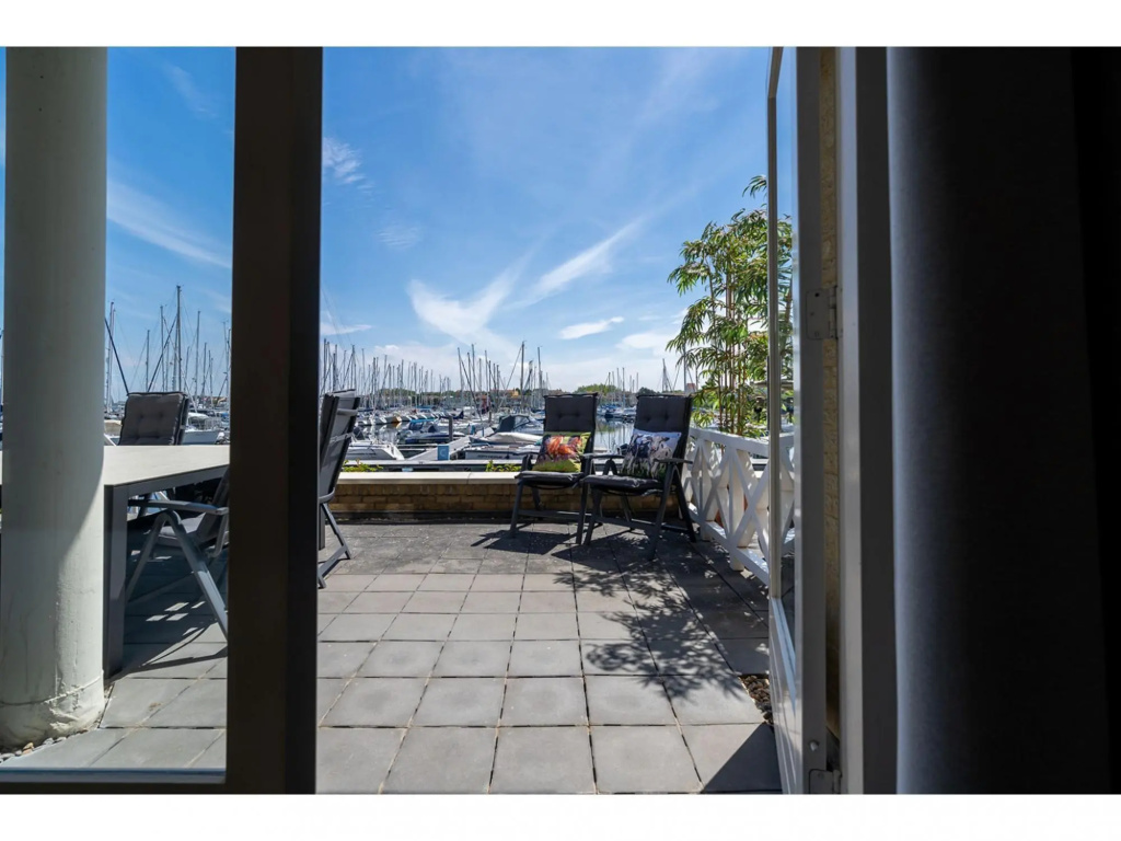 Luxury apartment overlooking the marina for 10 people