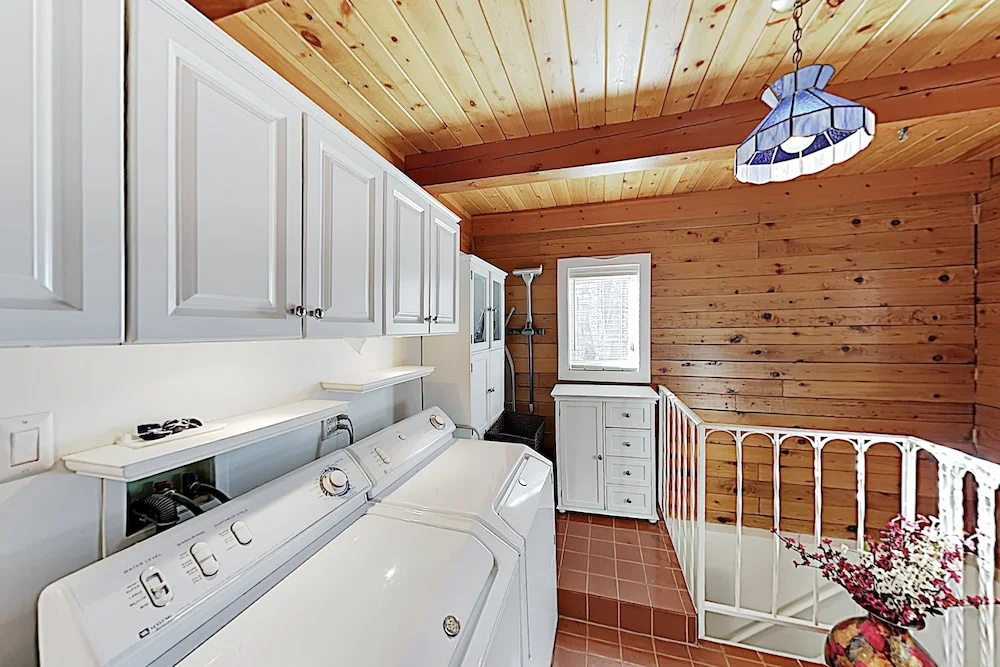 Expansive Haven W/ Fireplaces & Epic Game Room Home
