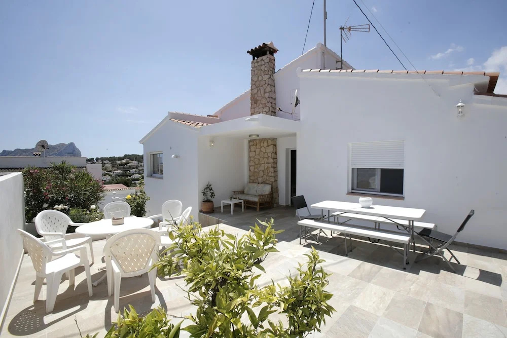 Private Family Retreat With Pool Short Walk to the Sea