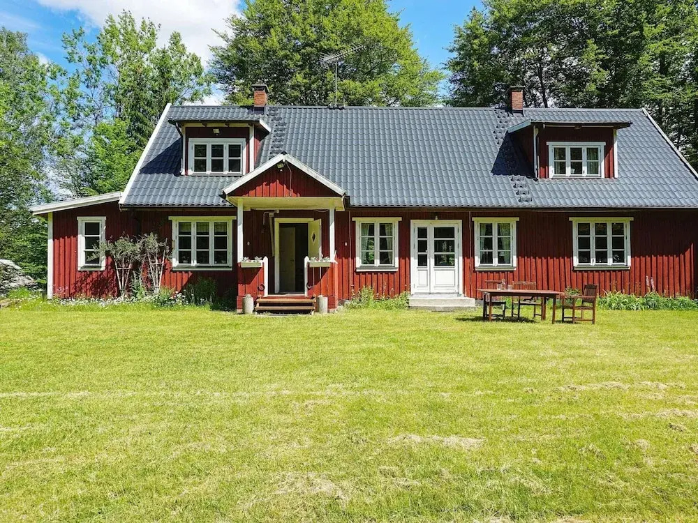Secluded Greenery Retreat-by Traum