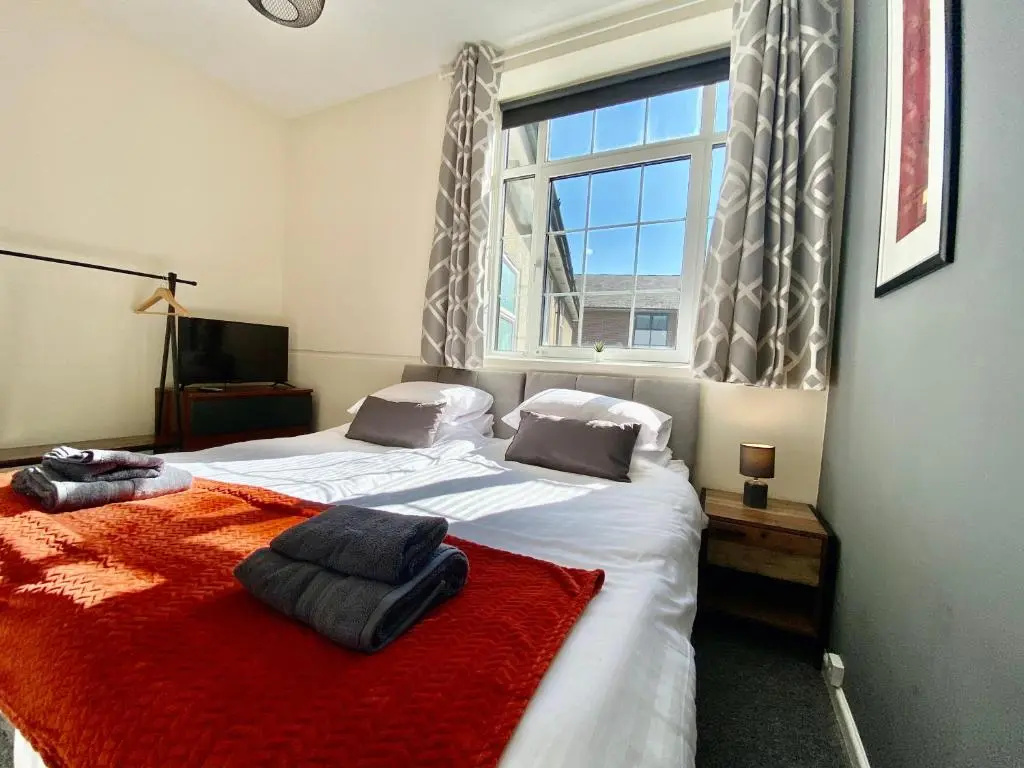 4 Single beds or 2 Doubles - FREE PARKING SPACES - SMART TV's - City Centre Spacious flat