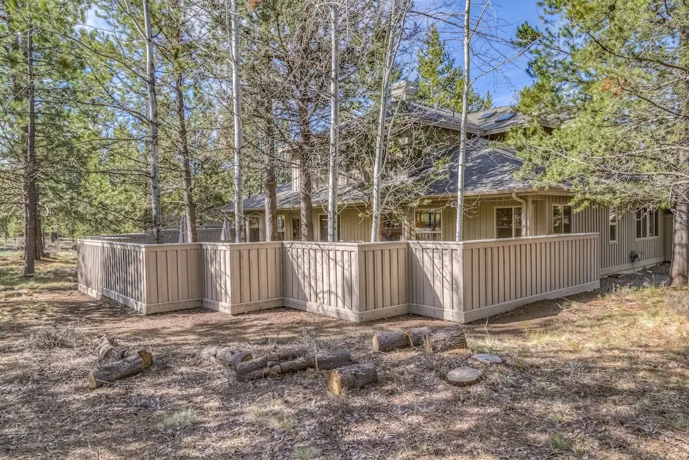 9 Hoodoo Home with XBOX 360 and Private Hot Tub by RedAwning