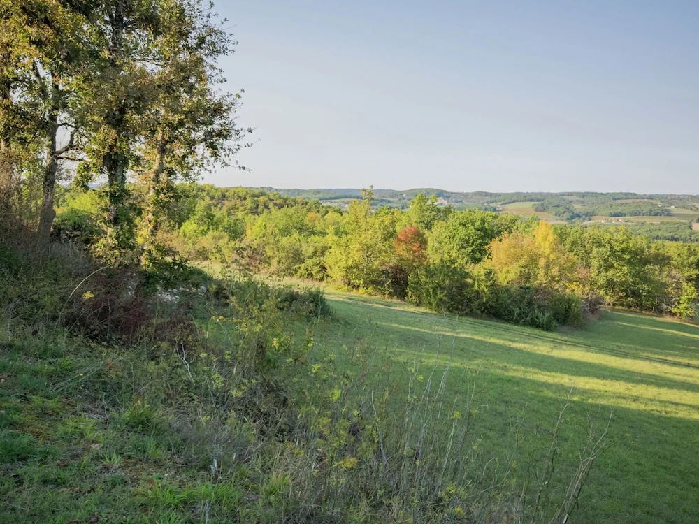 Beautiful Holiday Home in Mauroux With Swimming Pool